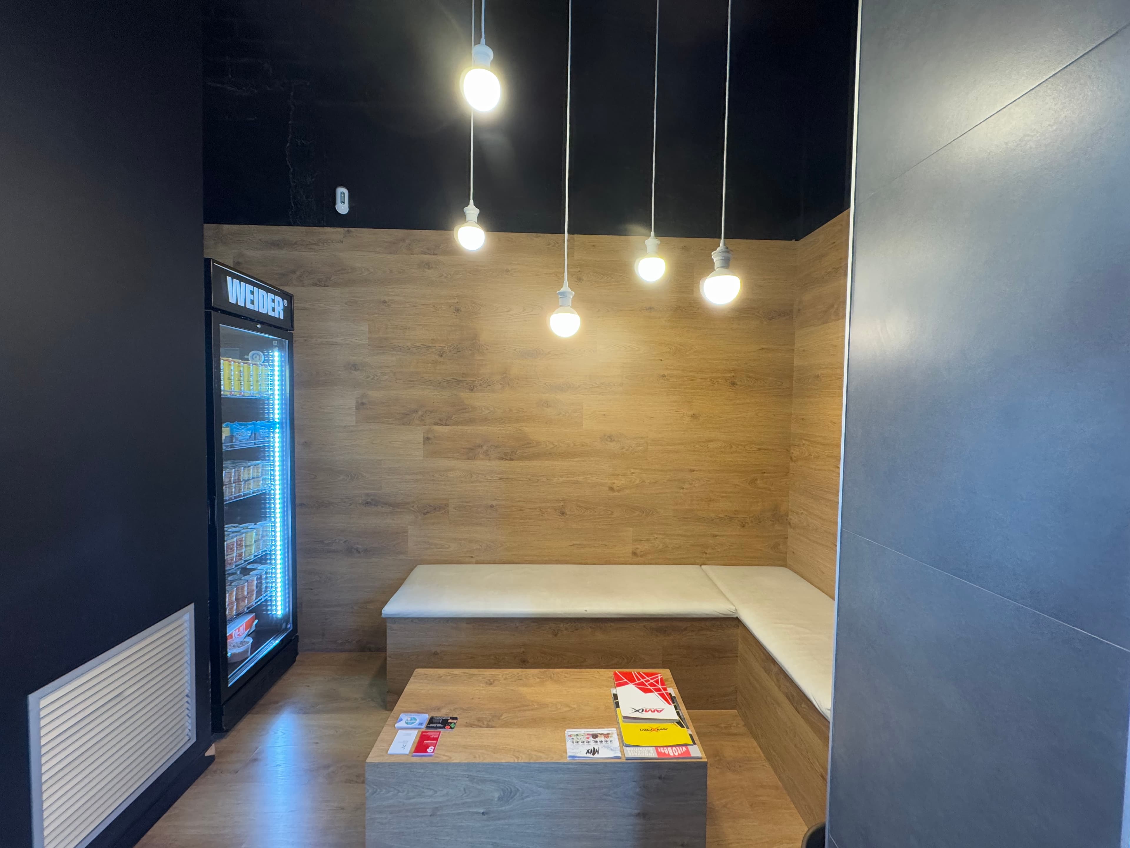 Interior tienda zona descanso