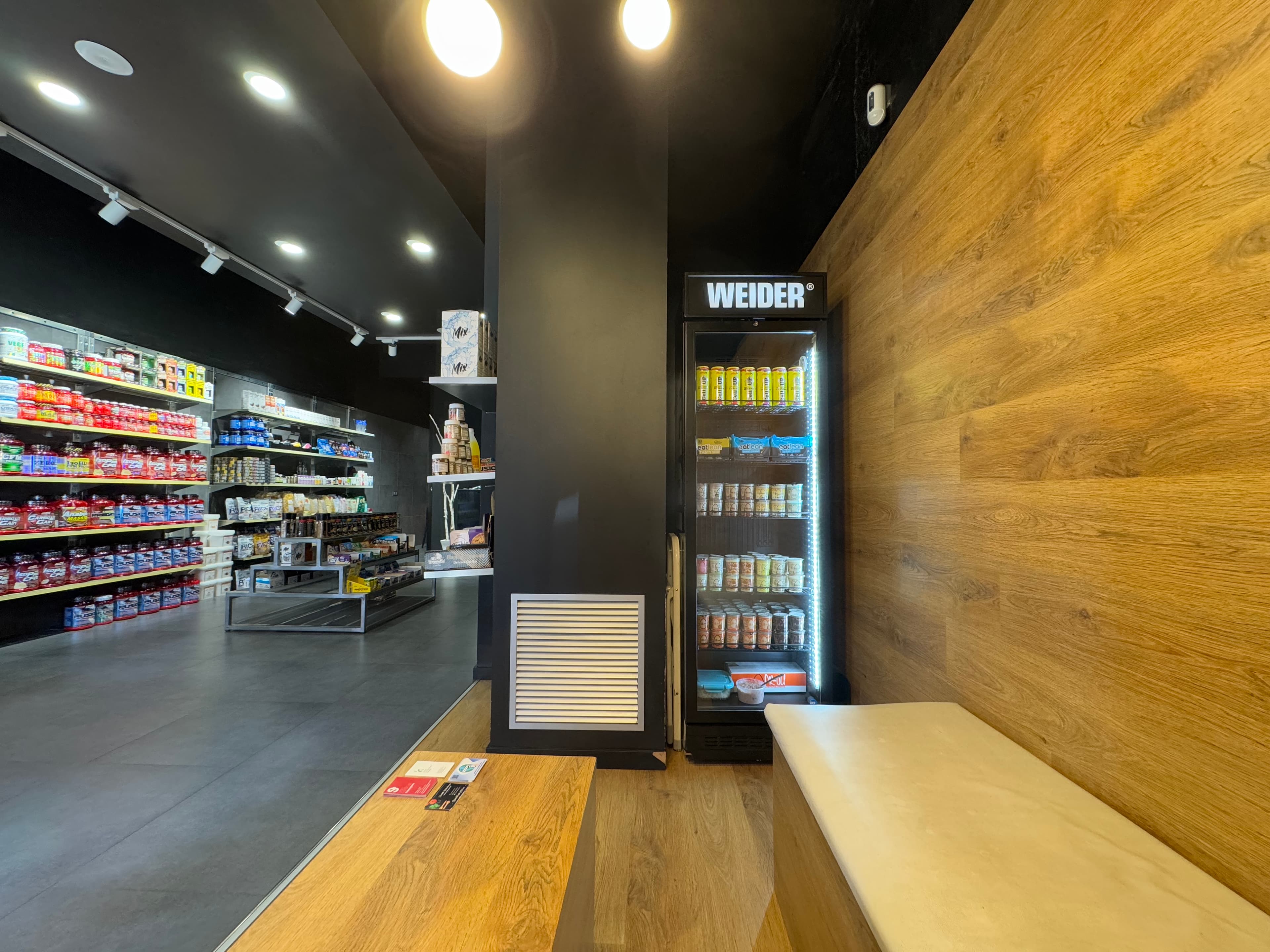 Interior tienda zona descanso posterior